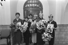 Black and white photo of gramophone records and musical artists Jes Vriens, Sylvia Alberts, Sytha Bolt, Annet Nieuwenhuijzen, Adèle Bloemendaal, and Jenny Arean at the presentation of musical 'De Club' in Amsterdam in 1979