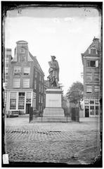Historic photograph of the Rembrandt statue at the border of Thorbeckeplein and Rembrandtplein in Amsterdam