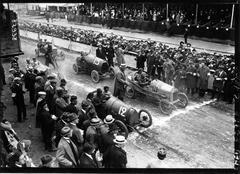 Starting line of early 20th-century voiturette race at Circuit de la Sarthe showing Violet on Major and Baccoli on Bugatti cars