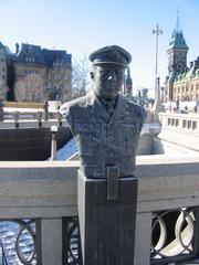Andrew Mynarsky bronze bust at Valiants Memorial in Ottawa