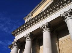 Exterior view of St. Louis Art Museum with grand columns and stairs