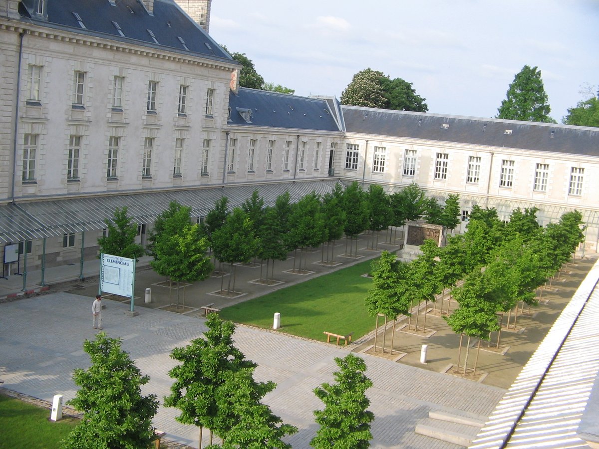 Monument Aux Anciens Élèves Du Lycée Clemenceau in Nantes France