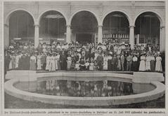 Group photo of the National German-American Teachers Association at the Cities Exhibition in Düsseldorf on July 15, 1912