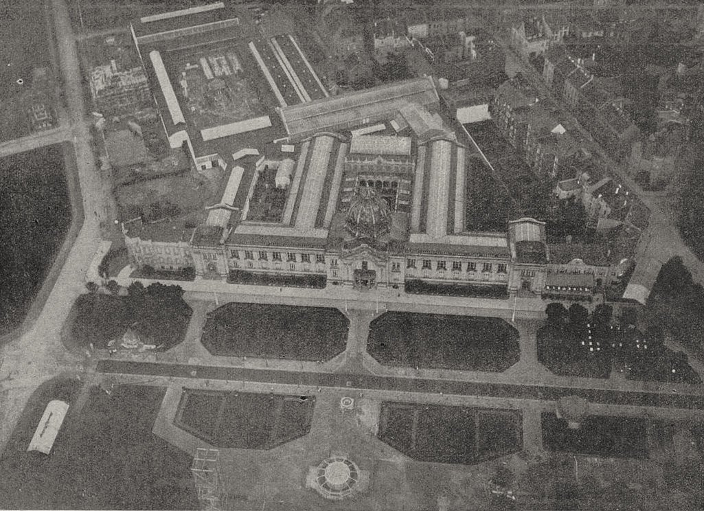 Exhibition buildings of the 1912 Cities Exhibition in Düsseldorf viewed from the Parseval airship Charlotte