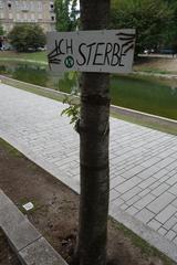 Extinction Rebellion protest banner 'Ich sterbe' at Kö-Bogen, Düsseldorf
