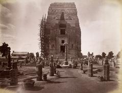 Teli ka Mandir Temple under restoration with scaffolding and garden sculptures in front at Gwalior Fort in 1882