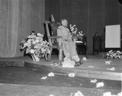 Albert van Dalsum honored at farewell exhibition for King Lear at Stadsschouwburg Amsterdam in 1964