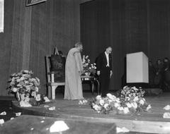 Albert van Dalsum honored at farewell exhibition for King Lear at Stadsschouwburg Amsterdam in 1964
