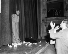 Albert van Dalsum receiving applause after King Lear performance at farewell exhibition in Stadsschouwburg Amsterdam, 1964