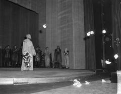 Albert van Dalsum farewell exhibition King Lear in Stadsschouwburg Amsterdam after performance 1964