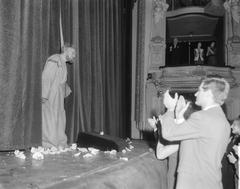Albert van Dalsum receiving applause after his farewell performance as King Lear at Stadsschouwburg Amsterdam on November 24, 1964
