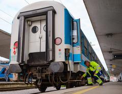 Train brake test with hammer on block brakes