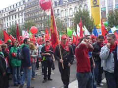 Protest tegen generatiepact met menigte demonstranten en vlaggen