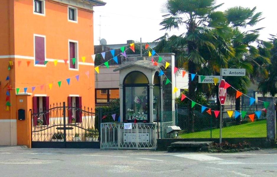 Stone Capitello di San Giuseppe shrine at Borgo Zucco, Belvedere di Tezze