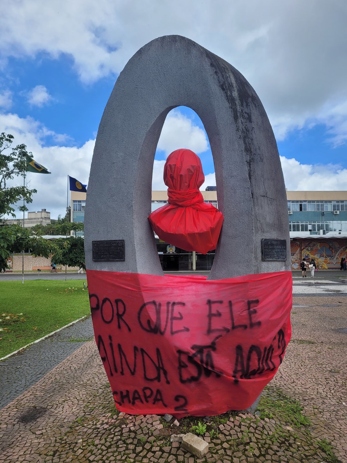 Bust of João Davi Ferreira Lima covered in fabrics in protest at the Federal University of Santa Catarina