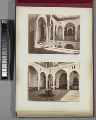 Binnenhof met bogen van een huis in Tétouan, architectonische binnenplaatsarcade