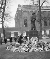 Golda Meir, Israeli Minister of Foreign Affairs, laying a wreath at the De Dokwerker monument in Amsterdam, 1964