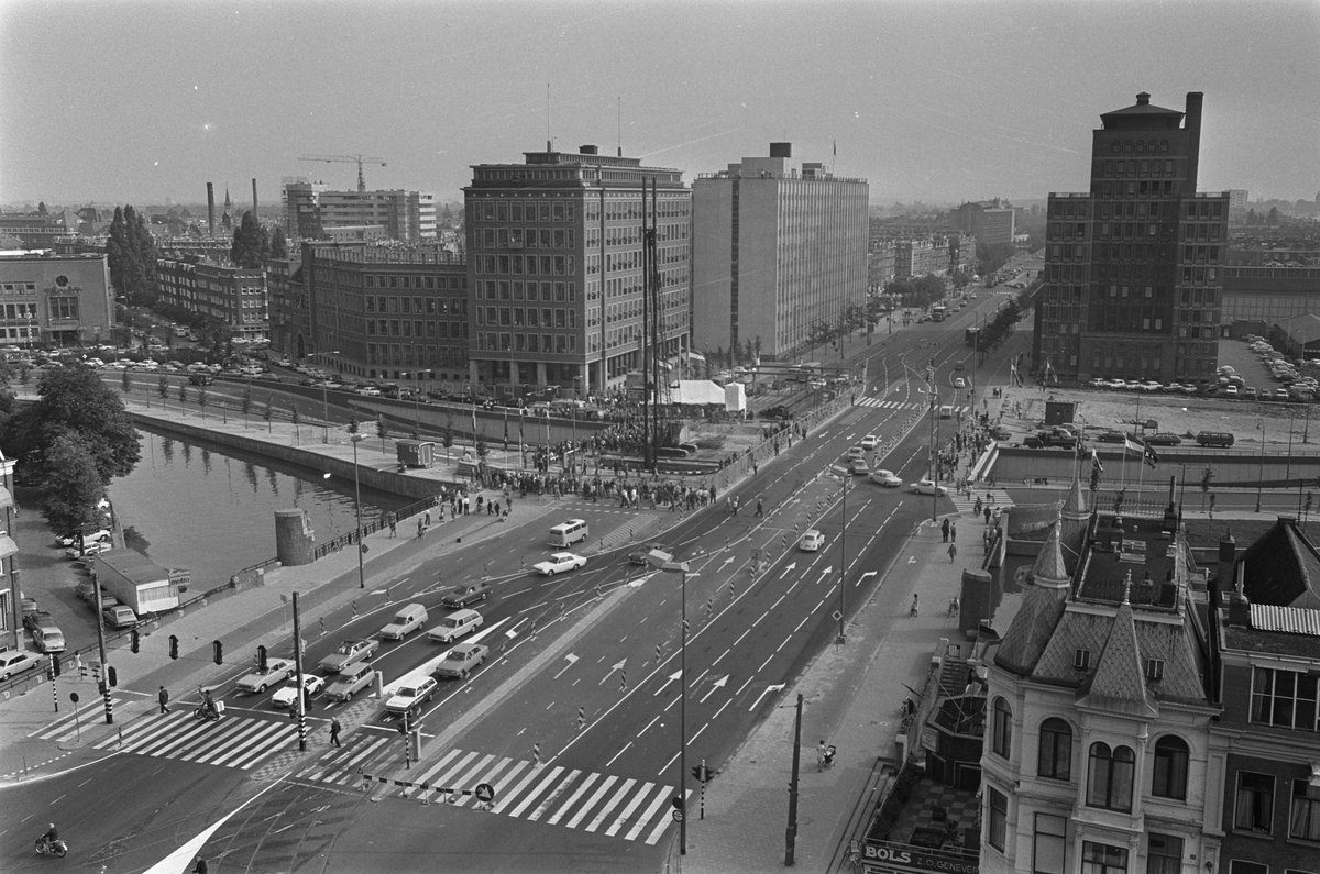 Dutch State Secretary Keijzer driving the first pile for Amsterdam metro construction at Rhijnspoorplein, 1970