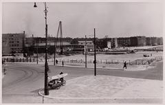 Construction site for the Raad van Arbeid building at Rhijnspoorplein 1 in Amsterdam, circa 1945, with surrounding houses visible