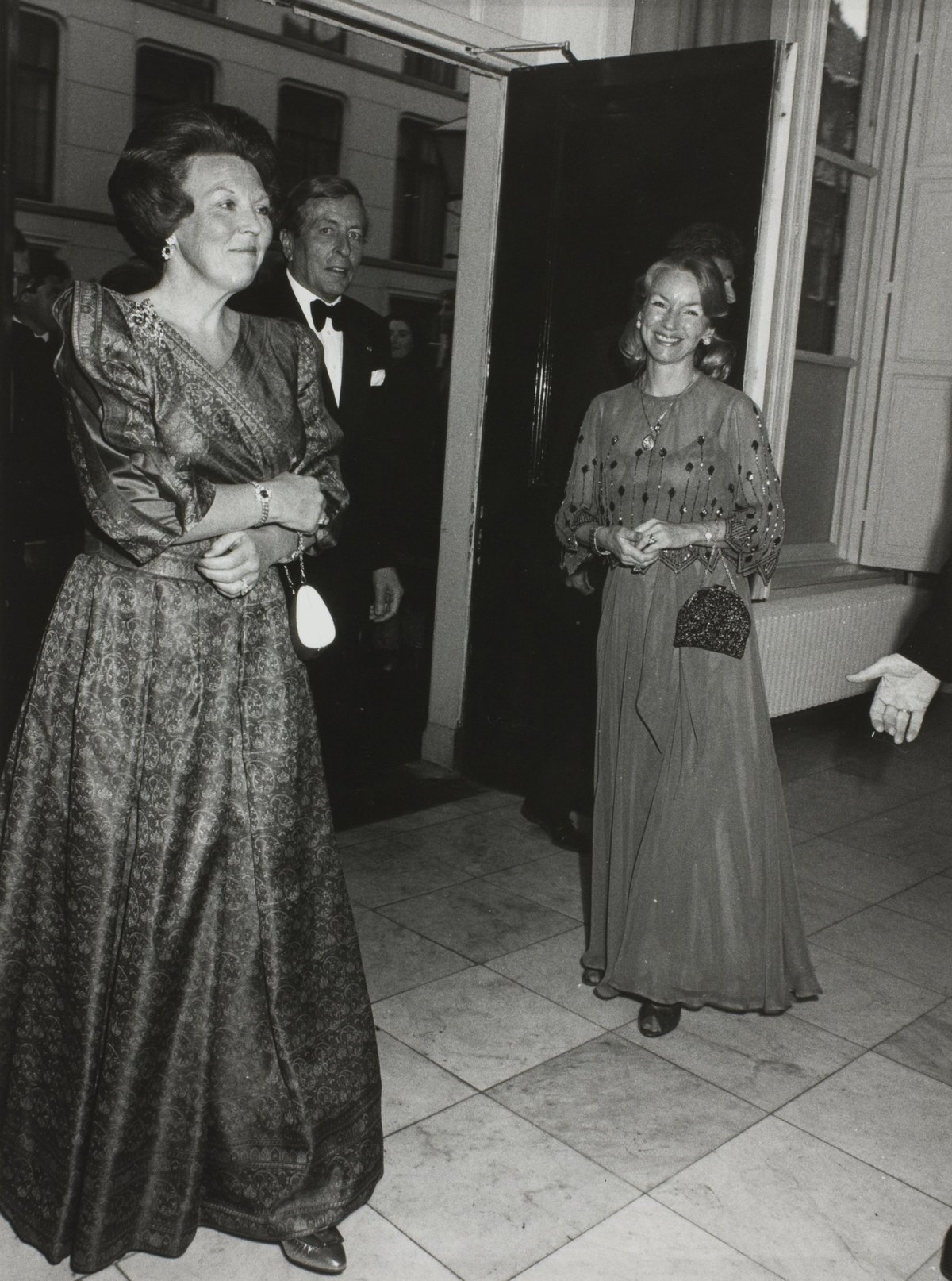 Queen Beatrix and Prince Claus arriving at the Museum of Antiquities in Leiden during a royal visit with Greek President Sartzetakis and his wife in April 1989