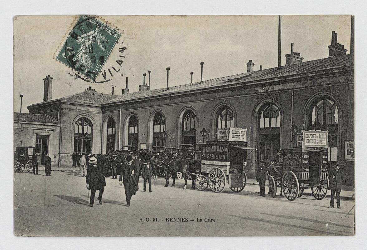 Postcard of Rennes train station showing the station building and part of the passenger courtyard with two carriages
