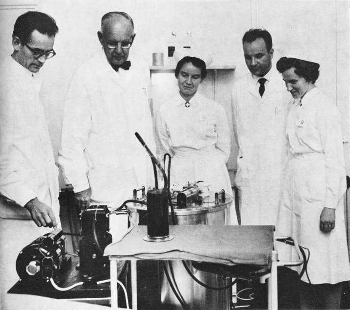 Professor Bertel von Bonsdorff presenting Finland's first artificial kidney with colleagues at HYKS Internal Medicine Clinic, Maria Hospital, 1961
