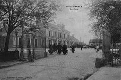 Historical view of Gare de Vannes courtyard with travelers exiting after train arrival around 1900