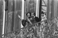 Royal balcony scene at Paleis Lange Voorhout featuring Queen Beatrix, Prince Claus, and Princess Margriet on Prinsjesdag 1980 in The Hague