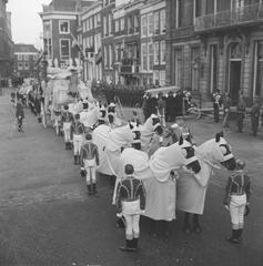 Funeral procession of Princess Wilhelmina's remains being carried out from Paleis Lange Voorhout on December 8, 1962, in a black and white photograph