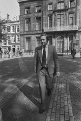 D66 faction leader Jan Terlouw leaving Paleis Lange Voorhout in The Hague during the 1981 cabinet formation