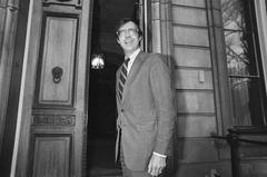 Laurens Jan Brinkhorst, D66 faction leader, standing outside Paleis Lange Voorhout in The Hague, black and white photo dated 16 October 1981