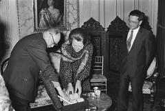 Chinese Minister of Education Jiang Manxiang presenting a tea set to Princess Beatrix at Paleis Lange Voorhout