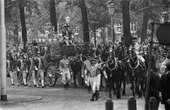 Golden coach arriving at Paleis Lange Voorhout during Prinsjesdag 1969 in The Hague