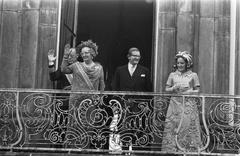 Royal family on the balcony of Paleis Lange Voorhout during Prinsjesdag 1969