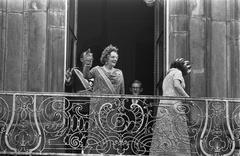 The Dutch royal family on the balcony of Paleis Lange Voorhout during Prinsjesdag 1969 with Prince Bernhard, Queen Juliana, Mr. Pieter van Vollenhoven, and Princess Margriet