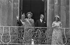 Royal family on the balcony of Paleis Lange Voorhout during Prinsjesdag 1969 featuring Prins Bernhard, Queen Juliana, Mr. Pieter van Vollenhoven, and Prinses Margriet