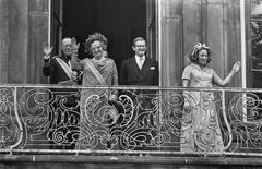 The Dutch royal family standing on the balcony of Palace Lange Voorhout on Prinsjesdag 1969, including Princess Bernhard, Queen Juliana, Mr. Pieter van Vollenhoven, and Princess Margriet