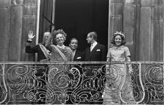 Royal family on balcony of Paleis Lange Voorhout during Prinsjesdag 1969 including Queen Juliana, Prince Bernhard, Prince Claus, Pieter van Vollenhoven and Princess Margriet