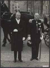 The new American ambassador to the Netherlands, C. Freeman Matthews, arriving at Paleis Lange Voorhout to present his credentials to Queen Juliana on November 25, 1953 in The Hague