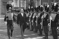 The new U.S. Ambassador William Jennings Dyess inspects the honor guard at Paleis Lange Voorhout in The Hague, 1981