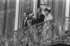 1980 balcony scene at Paleis Lange Voorhout featuring Princess Claus, Queen Beatrix, Pieter van Vollenhoven, and Princess Margriet