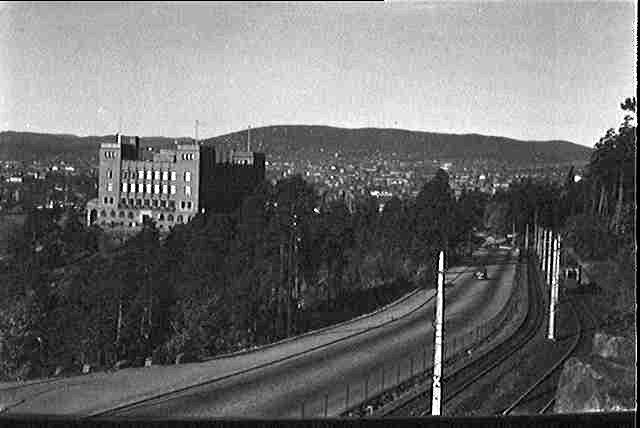 Ekeberg Line tram near Sjømannsskolen in Oslo with autumn trees and residential buildings