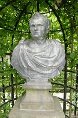 Close-up image of the torso of a Julius Caesar statue in the garden, digital photograph from June 2003