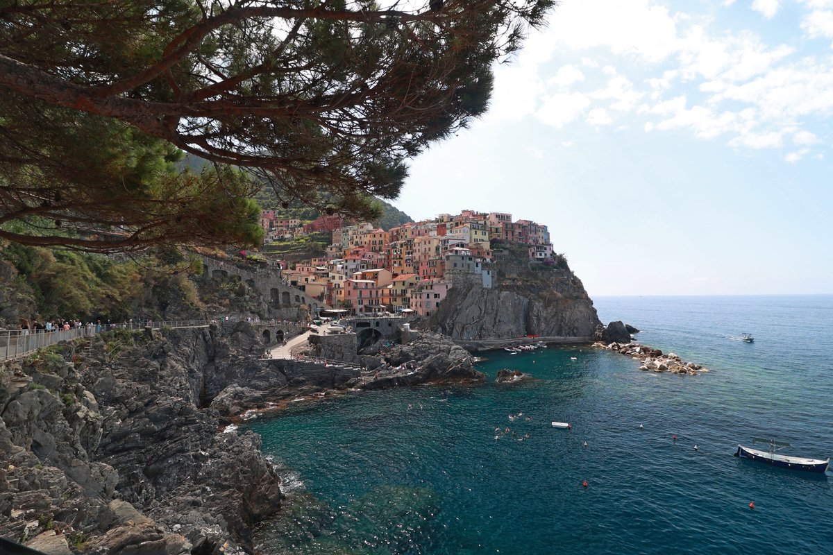 Colorful buildings of Manarola perched on the rocky cliffs of Cinque Terre, Italy