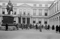 People gathering spontaneously after liberation in front of Palace Noordeinde in The Hague