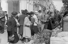 Carnation Day 1940 civilians laying flowers at William the Silent statue Noordeinde Palace The Hague