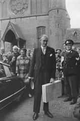 Minister of Finance Witteveen arriving with the budget briefcase on Prinsjesdag 1967 in The Hague