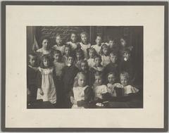 Group photo of elementary school students at Buikslotermeerdijk in Buiksloot around 1915