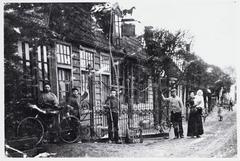 Historical photograph of the ornamental gate Hek Veelust on Buikslotermeerdijk in Amsterdam, 1909, with blacksmith Pieter Sluis visible on the right