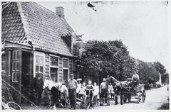 Historical photo of Hoefsmid Sluis with Marcus Lakerman, Pieter Sluis, Jacob Sluis shoeing a horse, and others at Buikslotermeerdijk, Amsterdam in 1906